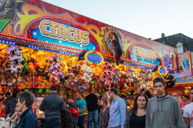 Mayen Almanya 14.10.2018 Mayen'deki Lukasmarkt'taki Renland Palantino'daki en büyük halk festivalinde insanlar fuar alanına biniyor