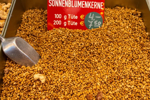 Geroosterde amandelen en cashewnoten winkel op een Street Food Festival — Stockfoto