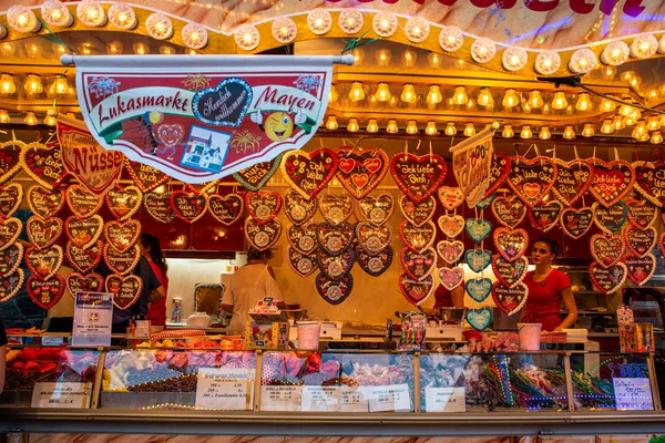Mayen Niemcy 14.10.2018 Shop sprzedaż słodyczy pierniki serca na festiwalu w Nadrenii Palantino lukasmarkt w Mayen — Zdjęcie stockowe