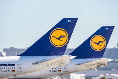 Frankfurt Almanya 11.08.19 Lufthansa Airbus çift motorlu jet uçağı fraport havaalanında uçuş bekliyor ayakta