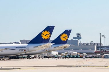 Frankfurt Almanya 11.08.19 Lufthansa Airbus çift motorlu jet uçağı fraport havaalanında uçuş bekliyor ayakta