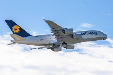 Frankfurt Almanya 11.08.19 Lufthansa Airbus A380 4 motorlu jet uçağı fraport havaalanı kalkışından başlayarak