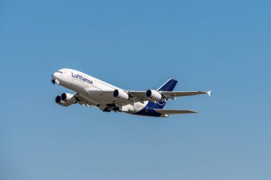 Frankfurt Almanya 11.08.19 Lufthansa Airbus A380 4 motorlu jet uçağı fraport havaalanı kalkışından başlayarak