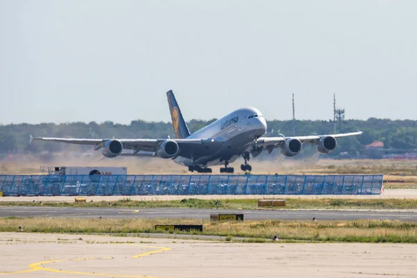 Франкфурт Німеччина 11.08.19 Lufthansa Airbus A380 4-двигун реактивний авіалайнер, починаючи з Fraport аеропорту зльоту — стокове фото