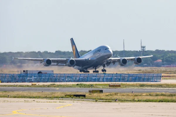 Франкфурт Германия 11.08.19 4-моторный реактивный авиалайнер Lufthansa Airbus A380 стартует при взлете аэропорта Фрапорта — стоковое фото