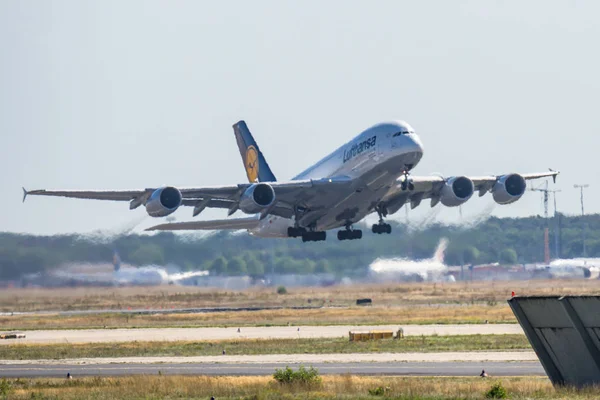 Frankfurt Alemanha 11.08.19 Lufthansa Airbus A380 4-motor avião a jato a partir do aeroporto de Fraport decolagem — Fotografia de Stock