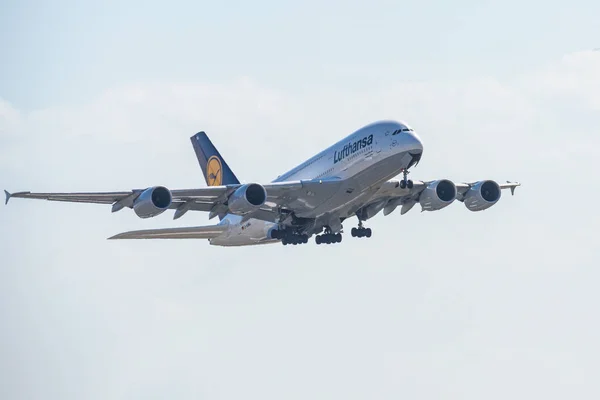 Frankfurt Alemania 11.08.19 Lufthansa Airbus A380 Avión jet de 4 motores con salida desde el aeropuerto de Fraport — Foto de Stock