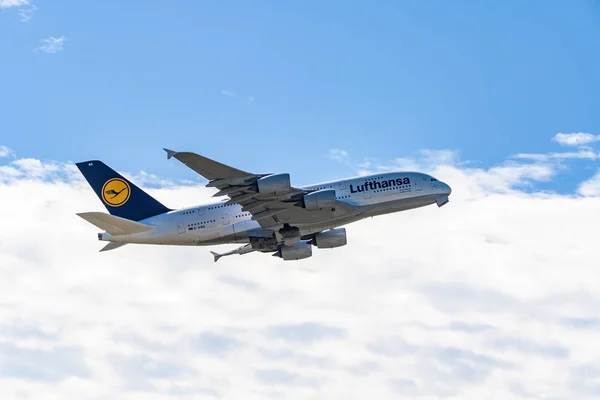 Frankfurt Németország 11.08.19 Lufthansa Airbus A380 4-motor Jet repülőgép kezdve a Fraport repülőtéren felszállás — Stock Fotó