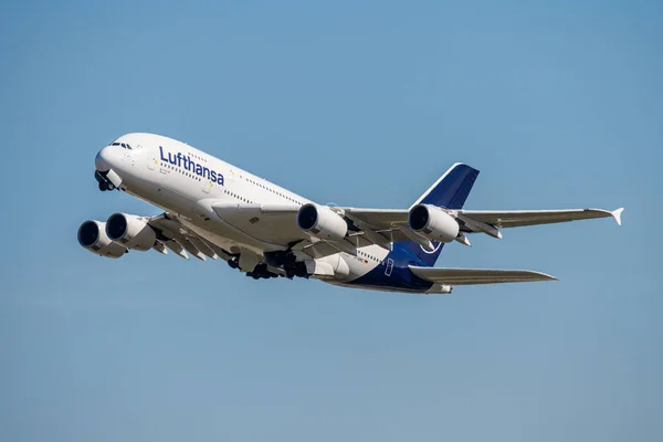 Frankfurt Alemanha 11.08.19 Lufthansa Airbus A380 4-motor avião a jato a partir do aeroporto de Fraport decolagem — Fotografia de Stock