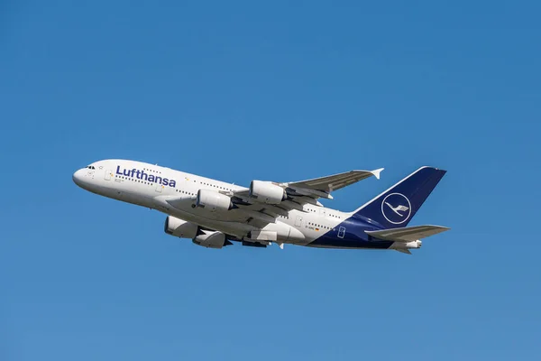 Francoforte sul Meno Germania 11.08.19 Lufthansa Airbus A380 4-engine jet airliner starting at the fraport airport takeoff — Foto Stock