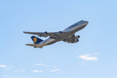 Frankfurt Almanya 11.08.19 Lufthansa Boeing 747 Jumbo Jet 4 motorlu jet uçağı fraport havaalanı kalkışından başlayarak