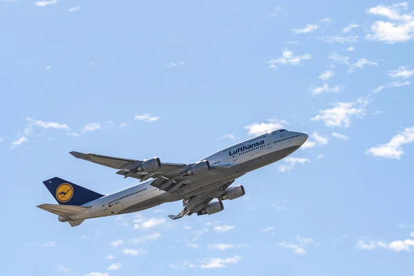 Frankfurt Németország 11.08.19 Lufthansa Boeing 747 Jumbo Jet 4-motor Jet repülőgép kezdve a Fraport repülőtéren felszállás — Stock Fotó