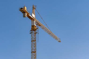 mavi gökyüzü arka plan önünde beton inşaat bahçe şantiye sarı vinç