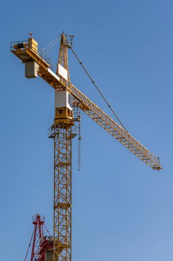 mavi gökyüzü arka plan önünde beton inşaat bahçe şantiye sarı vinç