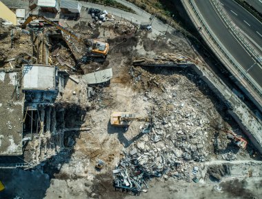 Bina Yıkım Alanı Kazıcı Hidrolik parçalama makinesi ve sarı konteynırlı