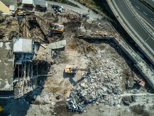 Bina Yıkım Alanı Kazıcı Hidrolik parçalama makinesi ve sarı konteynırlı