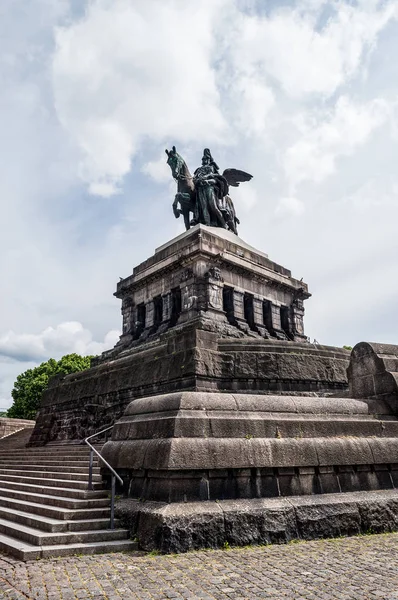 Coblence ville Allemagne monument historique Coin allemand où les rivières Rhin et Moselle coulent ensemble par une journée ensoleillée — Photo