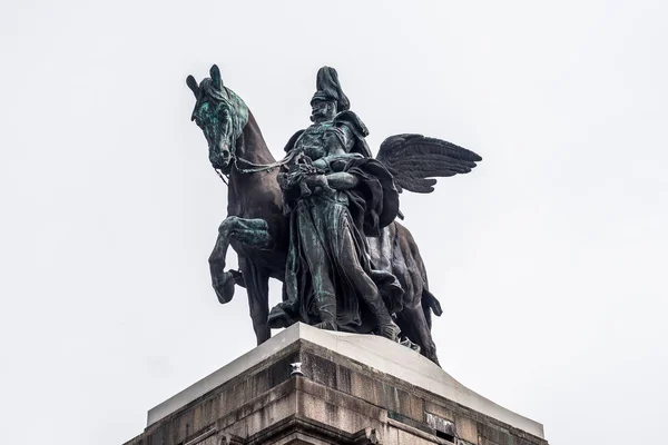 Historisch monument van de stad Koblenz Duitsland Duitse hoek waar de rivieren Rijn en mosele op een zonnige dag samenvloeien — Stockfoto