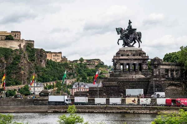 Città di Coblenza Germania 06.06.2019 monumento storico Fiumi angolari tedeschi Reno e mosele scorrono insieme in una giornata di sole — Foto Stock