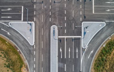 Yol ayrımının havadan çekilmiş fotoğrafı. yeni cadde alanı bağlantısı kuruluyor Yukarıdan bakış açısı