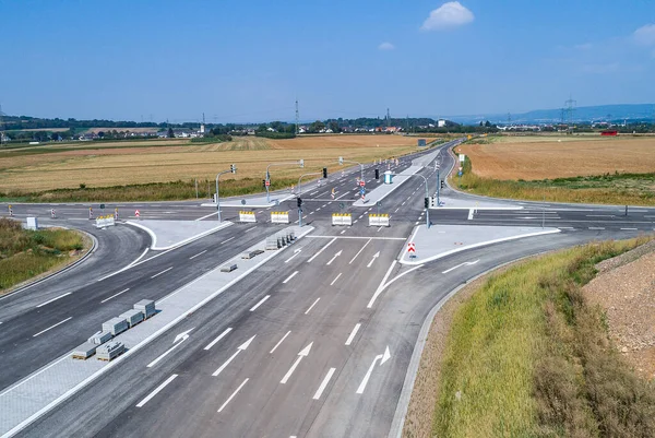 Fotografia aerea della croce stradale in costruzione. costruzione di una nuova area di collegamento stradale Punto di vista dall'alto — Foto Stock