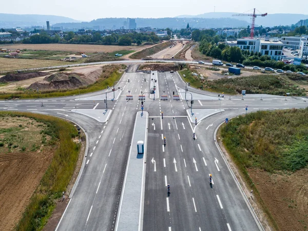 Fotografia aerea della croce stradale in costruzione. costruzione di una nuova area di collegamento stradale Punto di vista dall'alto — Foto Stock