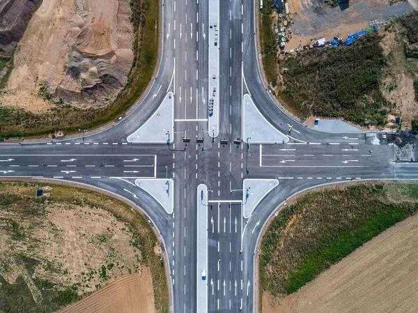 Fotografía aérea del cruce de carreteras en construcción. construcción de nueva conexión de área de calle Mirador desde arriba —  Fotos de Stock