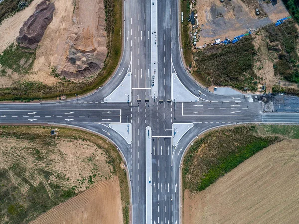 Fotografia aerea della croce stradale in costruzione. costruzione di una nuova area di collegamento stradale Punto di vista dall'alto — Foto Stock