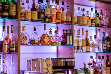 Grenzau Almanya 27.07.2019 - Bitters ve likör tezgahı farklı şişe vintage tarzı ortam ışığı