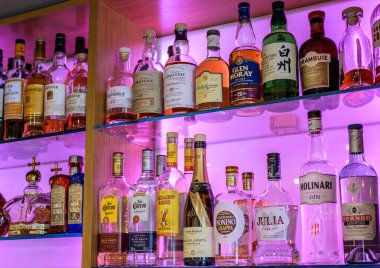Grenzau Almanya 27.07.2019 - Bitters ve likör tezgahı farklı şişe vintage tarzı ortam ışığı