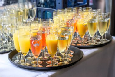 Bardakta köpüklü şarap, restoranda portakal suyu ya da düğün yemeği.