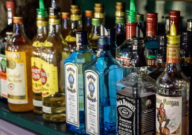 Ochtendung Almanya 25.05.2019 - Bitters ve likör tezgahı farklı şişe vintage tarzı ortam ışığı