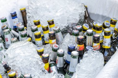 Ochtendung Almanya 25.05.2019 Birçok şişe bira buzun üstünde açık bir küvette parti için.