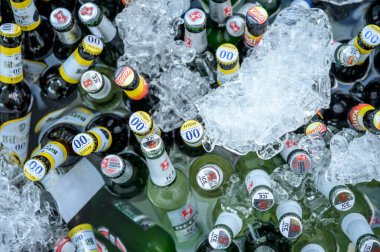 Ochtendung Almanya 25.05.2019 Birçok şişe bira buzun üstünde açık bir küvette parti için.