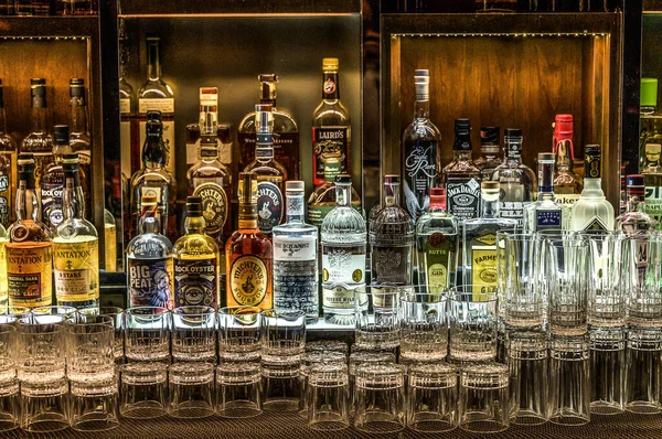 24.02.2019 Peking China - Wall with Bitters and alkohols whiskey bar counter bottles ambient tlight suddig bakgrund — Stockfoto