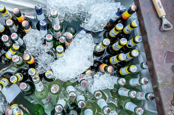 Ochtendung Německo 25.05.2019 Mnoho lahvových piv na ledě v otevřené vaně pro party nastavení — Stock fotografie