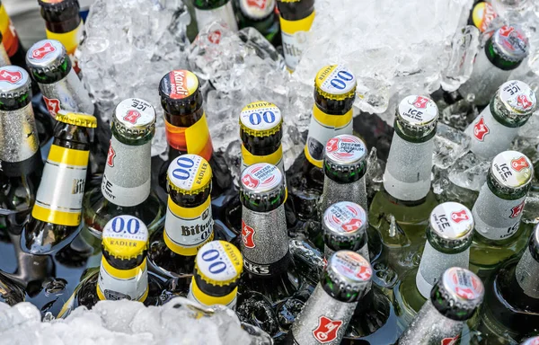 Ochtendung Duitsland 25.05.2019 Veel gebottelde ambachtelijke bieren op ijs in een open bad voor een feestelijke setting — Stockfoto