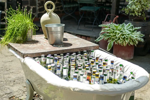 Ochtendung Alemanha 25.05.2019 Muitas cervejas artesanais engarrafadas no gelo em uma banheira aberta para um cenário de festa — Fotografia de Stock