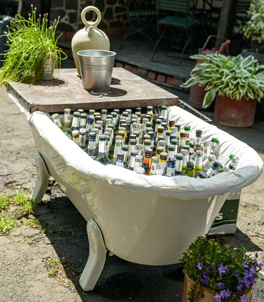 Ochtendung Alemanha 25.05.2019 Muitas cervejas artesanais engarrafadas no gelo em uma banheira aberta para um cenário de festa — Fotografia de Stock