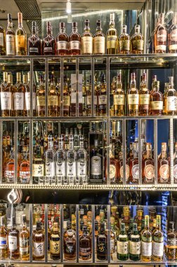 24.02.2019 Pekin Çin Seddi - Bitters ve alkollü duvar viski tezgahı şişe ortam turu bulanık arkaplan