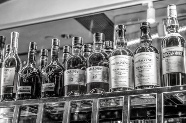 24.02.2019 Pekin Çin Seddi - Bitters ve alkollü duvar viski tezgahı şişe ortam turu bulanık arkaplan