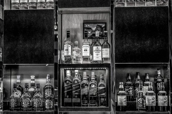 24.02.2019 Pekín China - Pared con amargos y alcoholes whiskey bar contador botellas ambient tlight fondo borroso — Foto de Stock