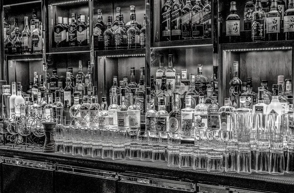 24.02.2019 Pekín China - Pared con amargos y alcoholes whiskey bar contador botellas ambient tlight fondo borroso — Foto de Stock