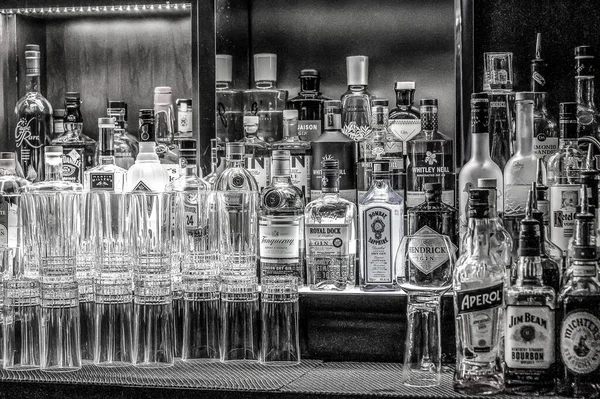 24.02.2019 Πεκίνο Κίνα - Τοίχος με Bitters και αλκοόλες ουίσκι μπαρ μετρητή μπουκάλια ambient tlight θολό φόντο — Φωτογραφία Αρχείου