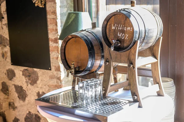 Gammal ekfat med whiskysprit små glas på ett träbord. framför suddig bakgrund part station inställning — Stockfoto