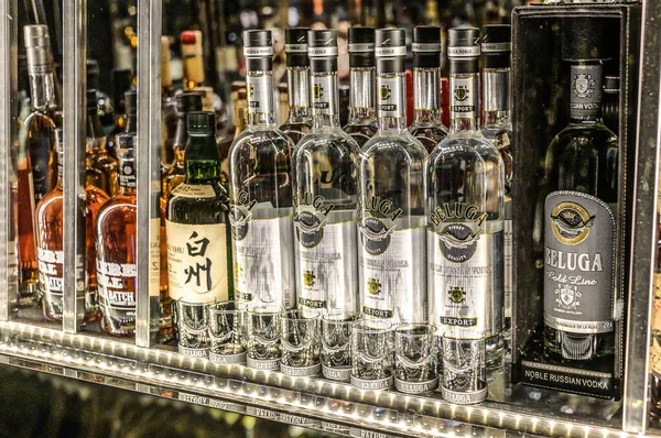 24.02.2019 Πεκίνο Κίνα - Τοίχος με Bitters και αλκοόλες ουίσκι μπαρ μετρητή μπουκάλια ambient tlight θολό φόντο — Φωτογραφία Αρχείου
