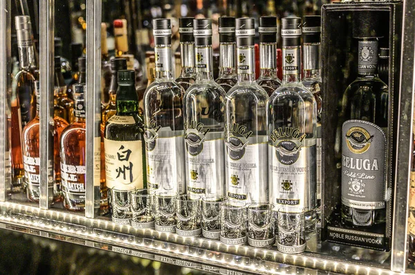 24.02.2019 Pekín China - Pared con amargos y alcoholes whiskey bar contador botellas ambient tlight fondo borroso — Foto de Stock