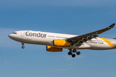 Frankfurt,Almanya 11.08.2019 Condor Airlines Boeing 767-300, Thomas Cook tarafından Frankfurt merkezli havaalanına yaklaşıyor