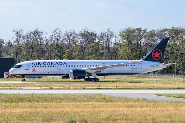 FRANKFURT, ALEMANHA 11.08.2019 Air Canada Airbus avião a jato bimotor de pé no aeroporto à espera de voo — Fotografia de Stock