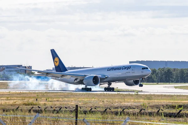 Frankfurt, Germany 11.08.2019 Lufthansa Cargo Airbus двомоторний реактивний авіалайнер, що приземлився в аеропорту для доставки пасажирів. — стокове фото